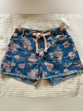 adorable pink & blue floral denim shorts w large grommet belt openings / size md